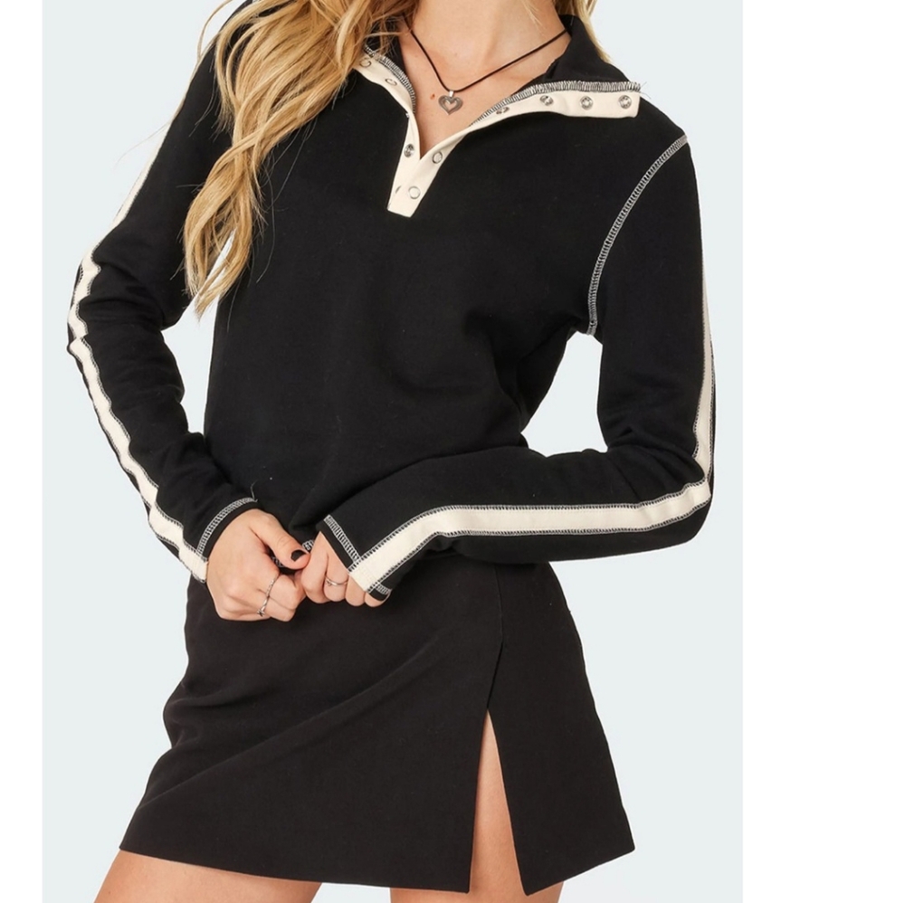 Top, snap closure neckline